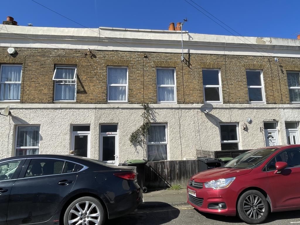 Lot: 32 - FREEHOLD HOUSE FOR INVESTMENT - front view of house for investment